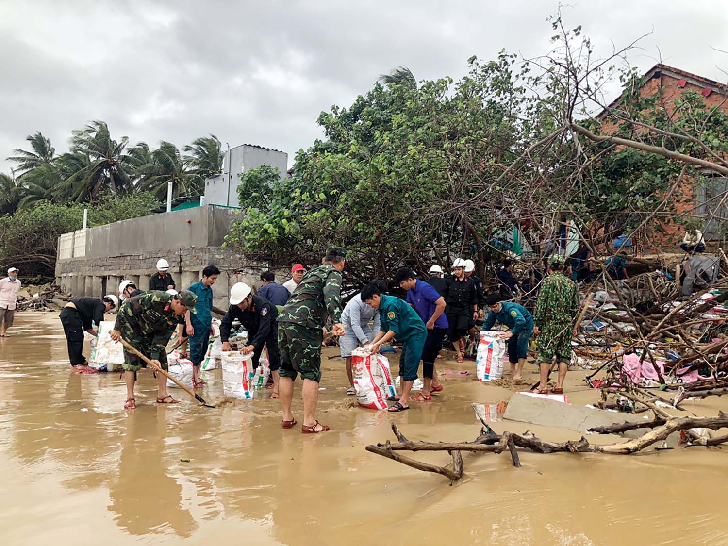 Triều cường gây sạt lở sát mép tường nhà dân tại thôn Mỹ Quang Nam (xã An Chấn, huyện Tuy An) vào đầu tháng 1/2023