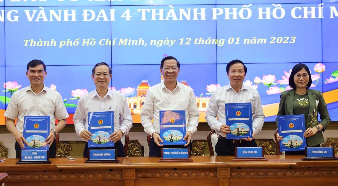 Lãnh đạo TP.HCM và 4 địa phương lân cận ký kế hoạch đầu tư Dự án đường Vành đai 4, TP.HCM - Ảnh: TTBC TP.HCM