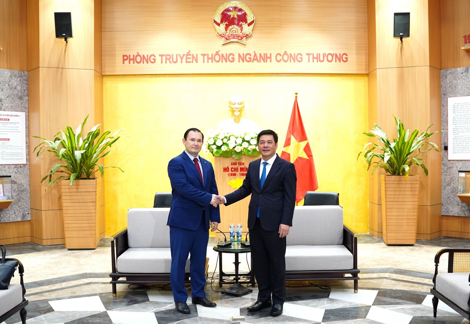 Bộ trưởng Nguyễn Hồng Diên làm việc với Tổng giám đốc Công ty Zarubezhneft EP Vietnam