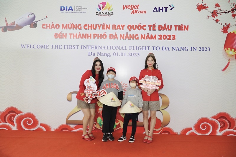 Các chuyến bay Vietjet đưa du khách đến với khắp các đầu sân bay, tưng bừng đón chào năm mới 2023