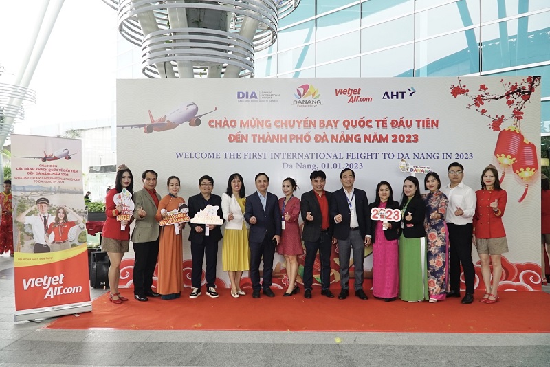 Các chuyến bay Vietjet đưa du khách đến với khắp các đầu sân bay, tưng bừng đón chào năm mới 2023