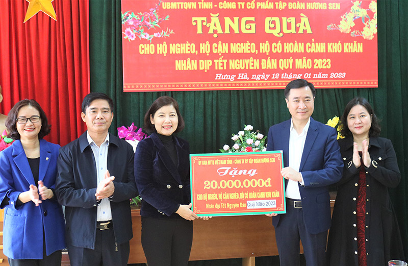 Tập đoàn Hương Sen trao 1.500 suất quà Tết cho người nghèo