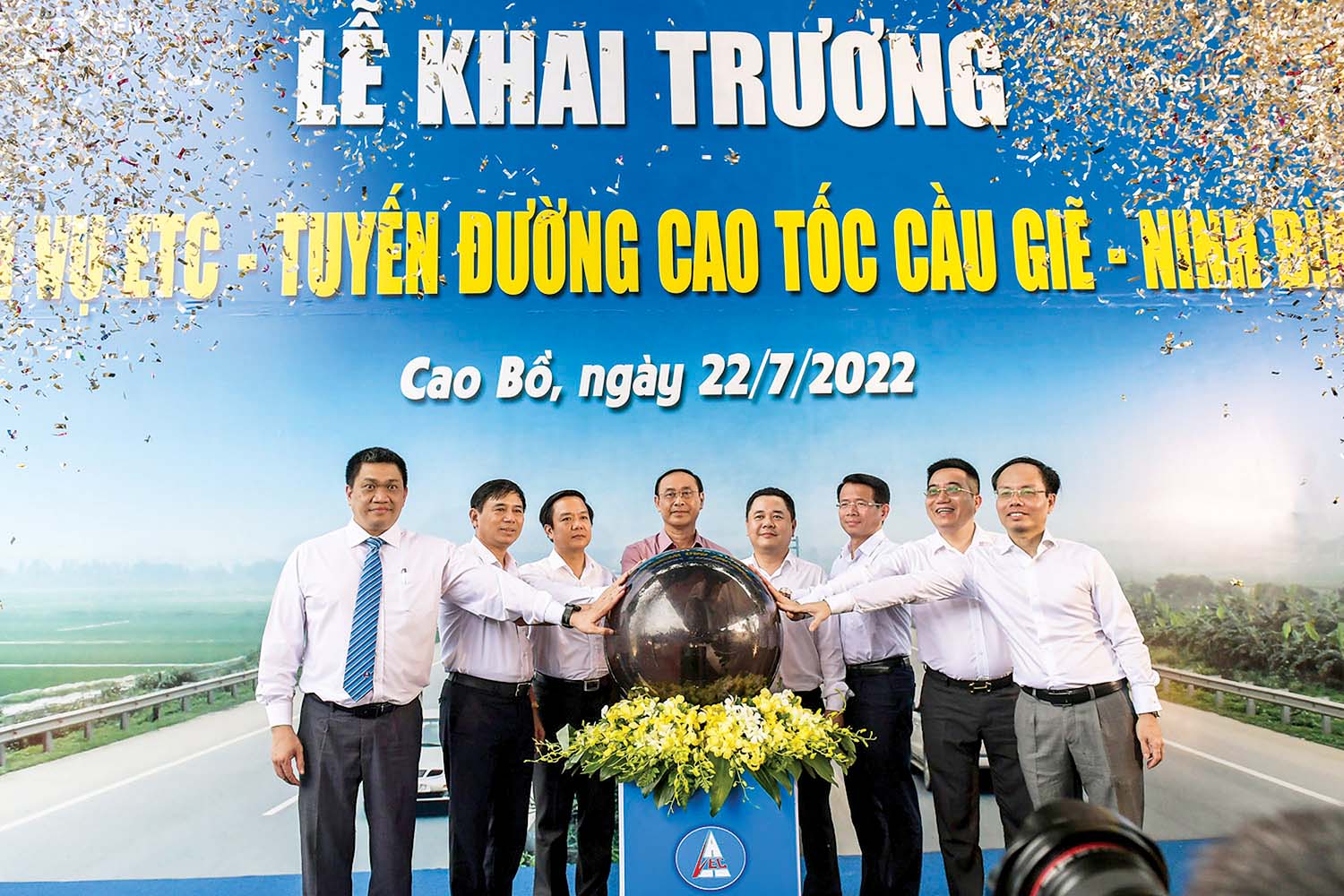 Các đại biểu bấm nút khai trương thu phí tự động không dừng tuyến đường cao tốc Cầu Giẽ - Ninh Bình