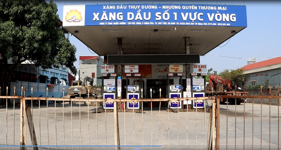 Cửa hàng xăng dầu số 1 Vực Vòng đóng cửa không bán hàng trong khoảng 45 phút và đã bị Đội QLTT số 2, Cục QLTT tỉnh Hà Nam xử phạt vi phạm hành chính 15 triệu đồng về hành vi giảm thời gian bán hàng so với thời gian niêm yết mà không có lý do chính đáng