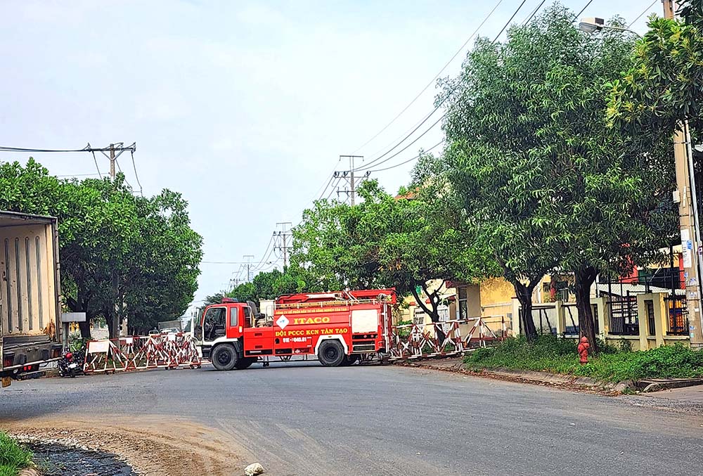 Xe cứu hỏa và rào chắn do ITACO điều tới chặn cổng Công ty Việt Sinh