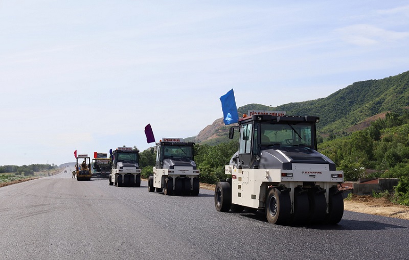 Tập đoàn Sơn Hải đang phấn đấu hoàn thành vượt tiến độ cao tốc Nha Trang - Cam Lâm. (Ảnh: Trung Vũ).