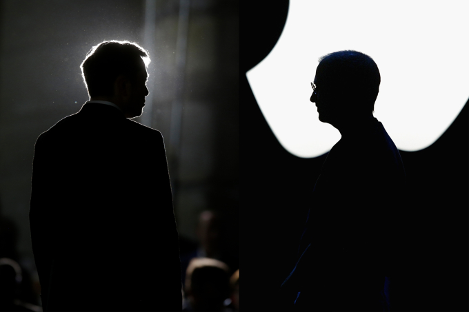 Ảnh ghép của Elon Musk (bên trái) và Steve Jobs (bên phải). Đồ họa: Bloomberg