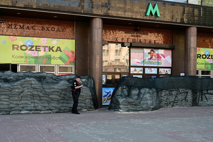 Các bao cát được đặt bên ngoài một cửa hàng tại Ukraine hồi tháng 7. Ảnh: AFP