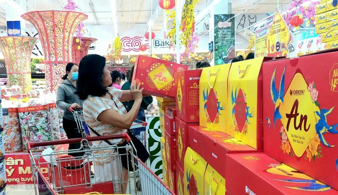 Người tiêu dùng tìm mua giỏ quà Tết tại hệ thống siêu thị Big C, quận Gò Vấp (TP HCM). Ảnh: Thi Hà