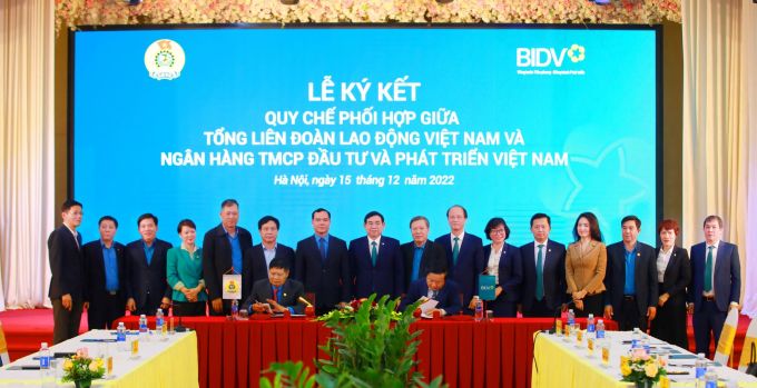 Đại diện Tổng Liên đoàn Lao động Việt Nam và đại diện BIDV ký quy chế phối hợp. Ảnh: BIDV