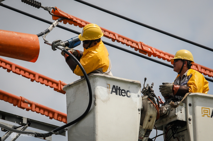 Công nhân Điện lực TP HCM sửa chữa điện nóng trên đường dây 22kV tại khu chế xuất Tân Thuận (quận 7, TP HCM). Ảnh: Thành Nguyễn