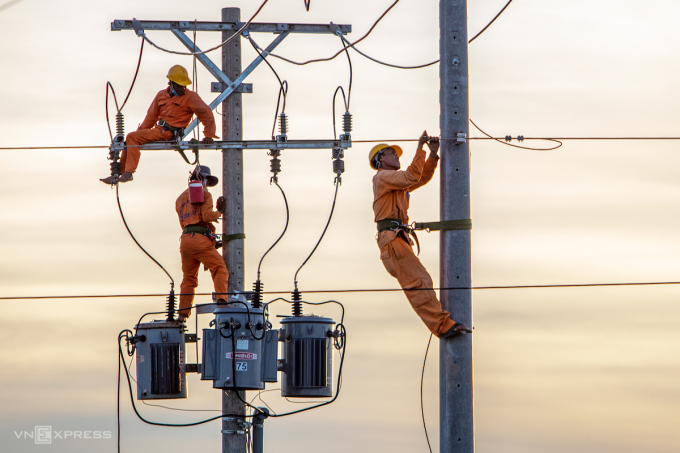 Nhân viên điện lực bảo trì lưới điện quốc gia tại Bạc Liêu, tháng 5/2020. Ảnh: Nguyệt Nhi