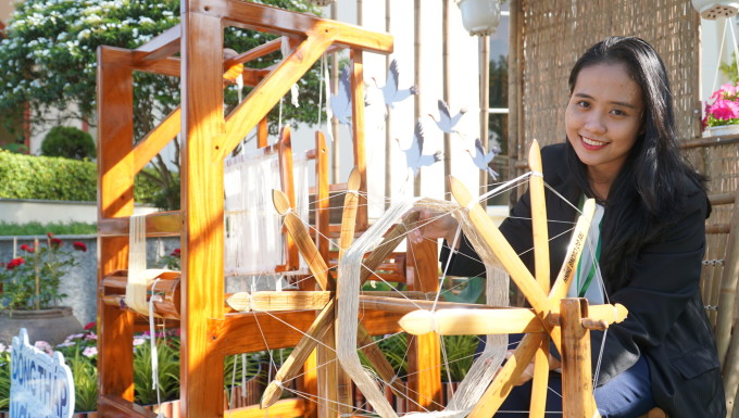 Huỳnh Như phát triển dòng sản phẩm từ lụa tơ sen vừa có thể lưu giữ nghề dệt truyền thống vừa nâng cao giá trị cho loài hoa mà cô yêu mến. Ảnh: Ngọc Tài