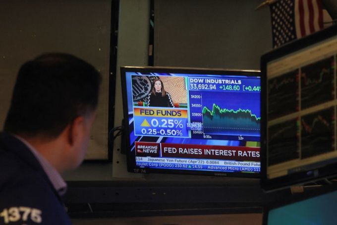 Nhân viên giao dịch trên sàn NYSE theo dõi tin Fed nâng lãi suất hồi tháng 3. Ảnh: Reuters