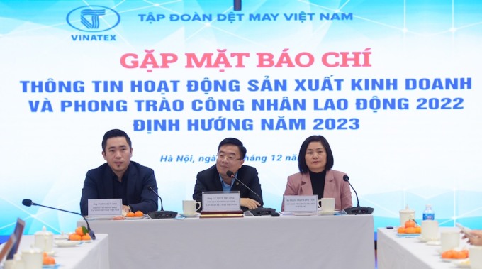 Ông Lê Tiến Trường (giữa), Chủ tịch Vinatex chia sẻ về kết quả kinh doanh năm 2022, chiều 22/12. Ảnh: Quang Nam