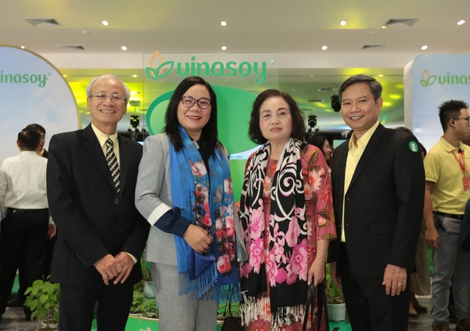 Ông Ngô Văn Tụ (trái ngoài cùng), CEO Vinasoy cùng các chuyên gia dinh dưỡng tại lễ kỷ niệm 25 năm thành lập.