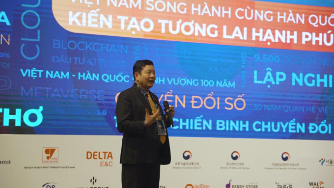 Chủ tịch Tập đoàn FPT chia sẻ tại Diễn đàn văn hoá hội tụ thành phố Hà Nội 2022 diễn ra ngày 21/12. Ảnh: FPT