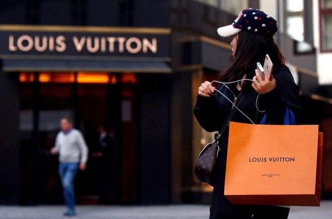 Bên ngoài một cửa hàng của Louis Vuitton tại Vienna (Áo). Ảnh: Reuters