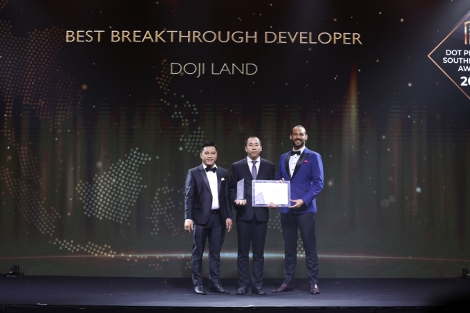 Ông Nguyễn Anh Vũ - Phó tổng giám đốc DOJILand, đại diện công ty nhận giải thưởng Nhà phát triển Bất động sản đột phá Đông Nam Á năm 2022. Ảnh: DOJILand