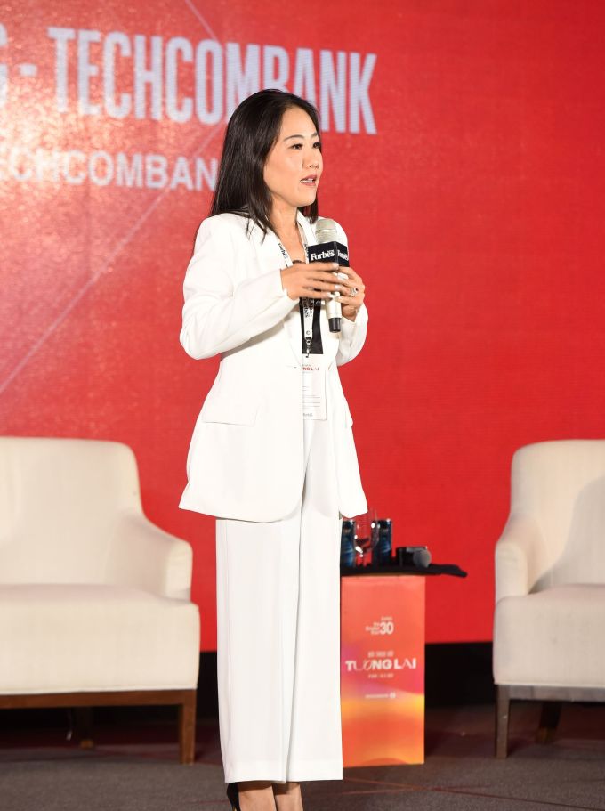 Bà Thái Minh Diễm Tú - Giám đốc Khối tiếp thị Techcombank chia sẻ tại sự kiện Đối thoại với tương lai do Forbes Việt Nam tổ chức. Ảnh: Techcombank