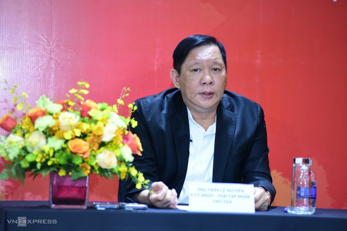 Ông Trần Lệ Nguyên - CEO Kido trả lời cổ đông tại đại hội sáng 20/12. Ảnh: Linh Đan