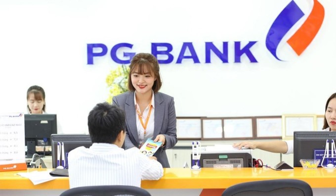 Nhân viên PG Bank giải đáp các thắc mắc của khách hàng về sản phẩm, dịch vụ.