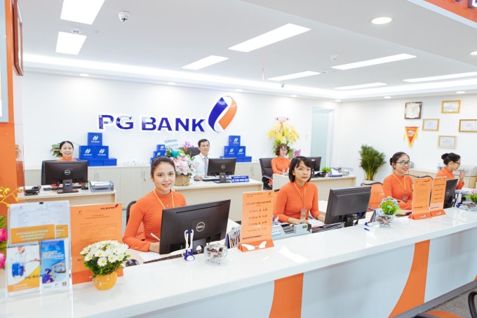 Nhân viên PG Bank được đào tạo chuyên nghiệp, bài bản để hỗ trợ khách hàng. Ảnh: PG Bank
