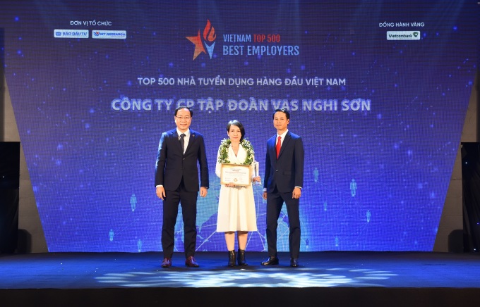 Đại diện VAS (ở giữa) nhận danh hiệu Top 500 nhà tuyển dụng hàng đầu Việt Nam. Ảnh: VAS