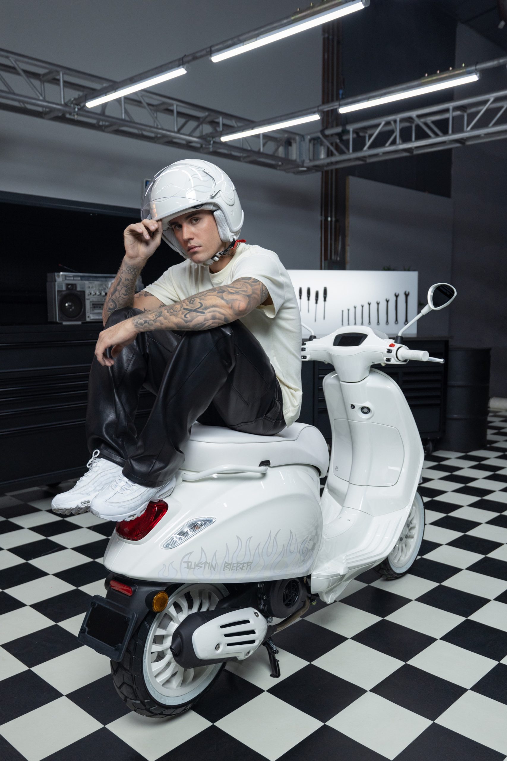 Vespa hợp tác làm xe máy cùng ngôi sao Justin Bieber