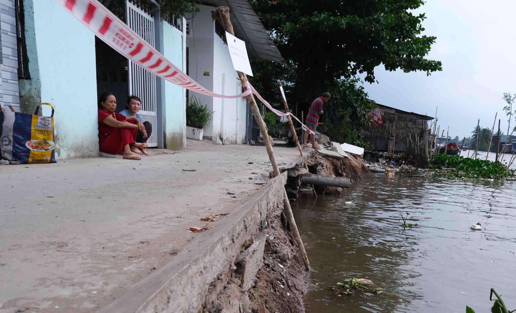 Khẩn trương ứng phó sạt lở