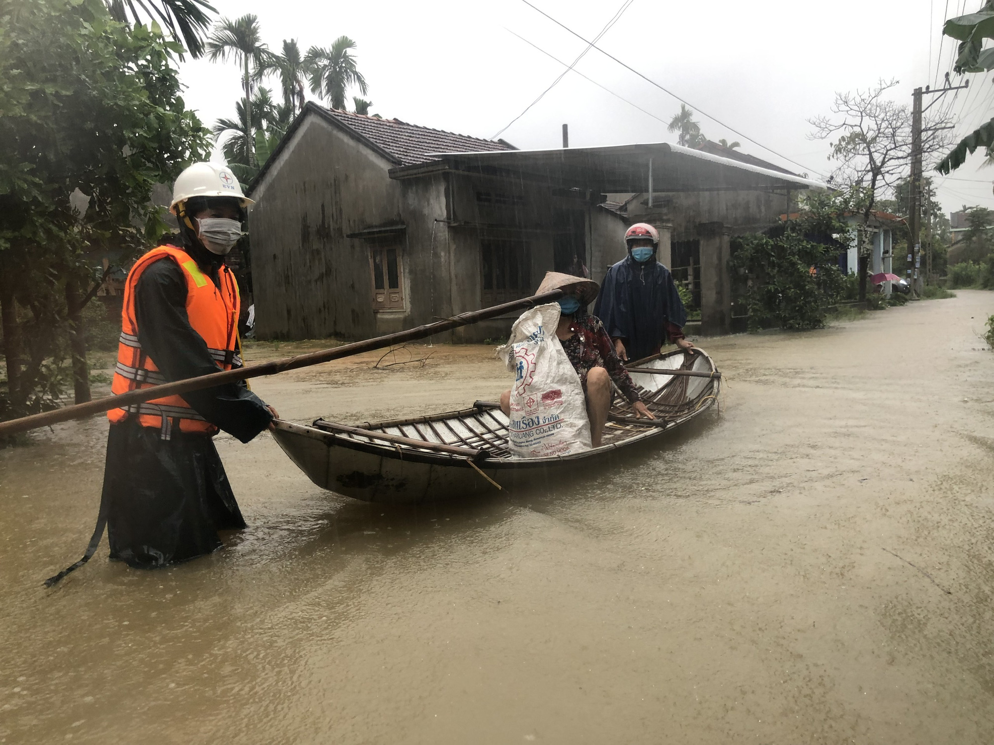 Quảng Ngãi: Khẩn cấp ứng phó đợt mưa to, sóng dữ trái mùa