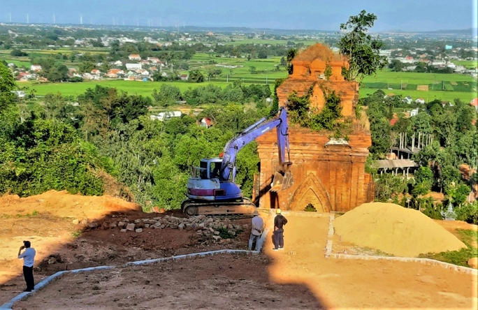 Di tích cấp Quốc gia kêu cứu khắp nơi (*): Mang cả xe vào đào múc đất chân tháp Bánh Ít