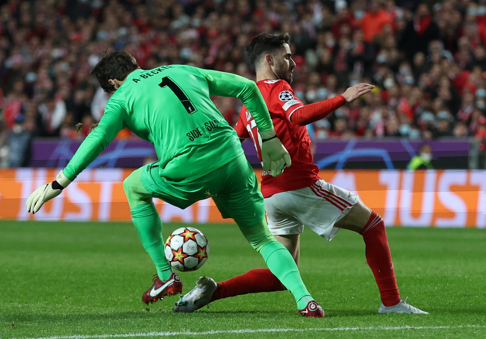 Tân binh lập công, Liverpool thắng vùi dập chủ nhà Benfica