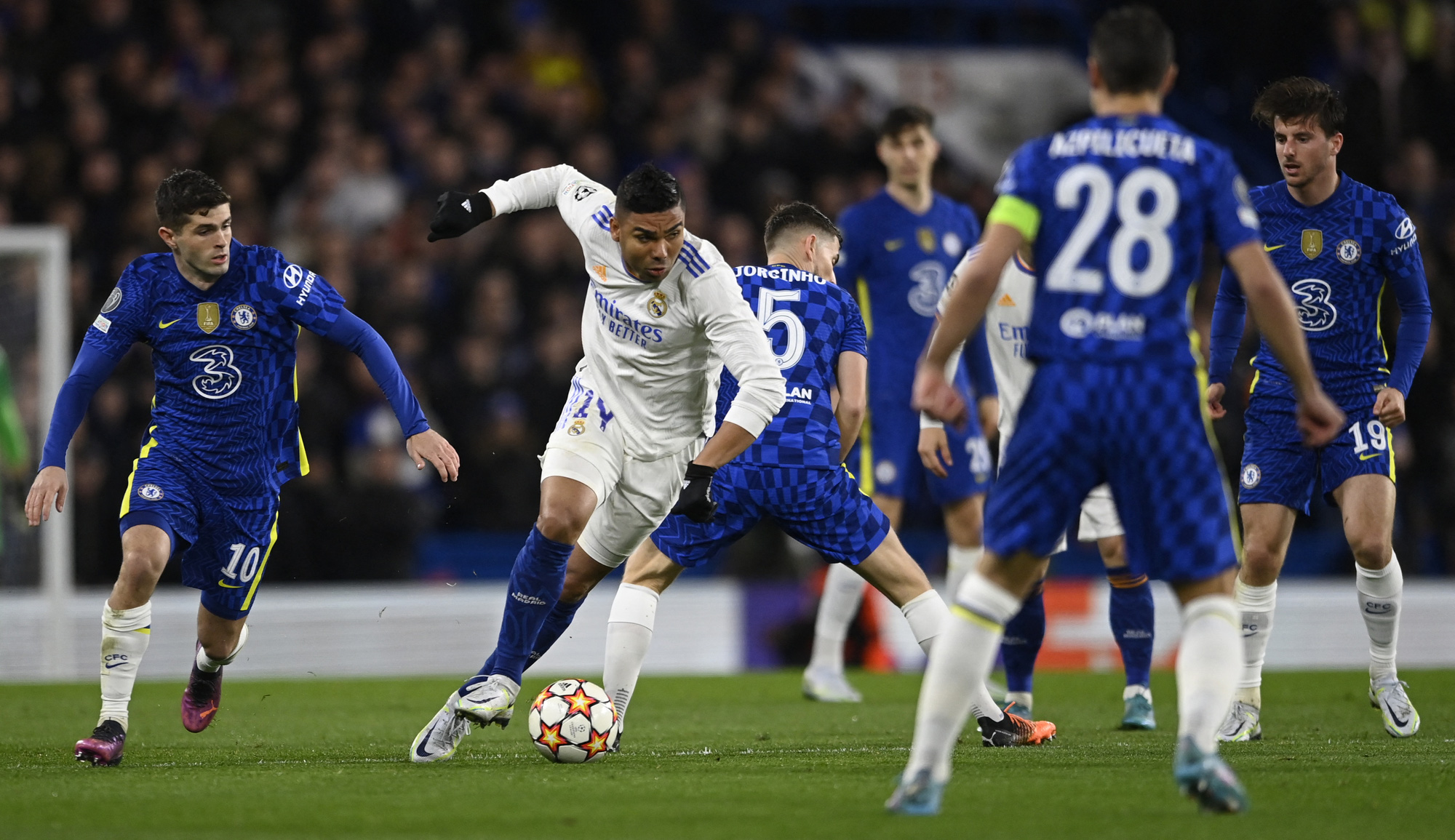 Lão tướng Benzema lập hat-trick, Real Madrid nhấn chìm chủ nhà Chelsea