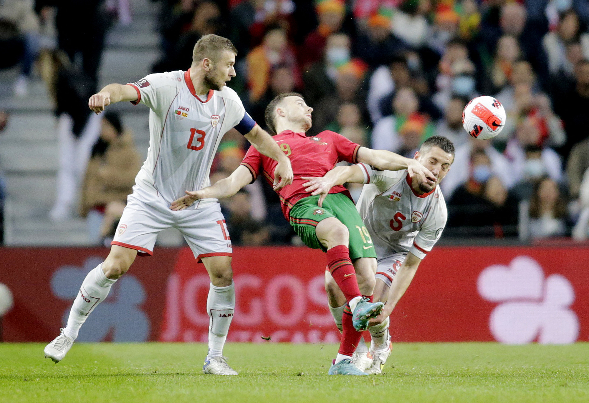 Bruno Fernandes tỏa sáng, Bồ Đào Nha giật vé vàng World Cup