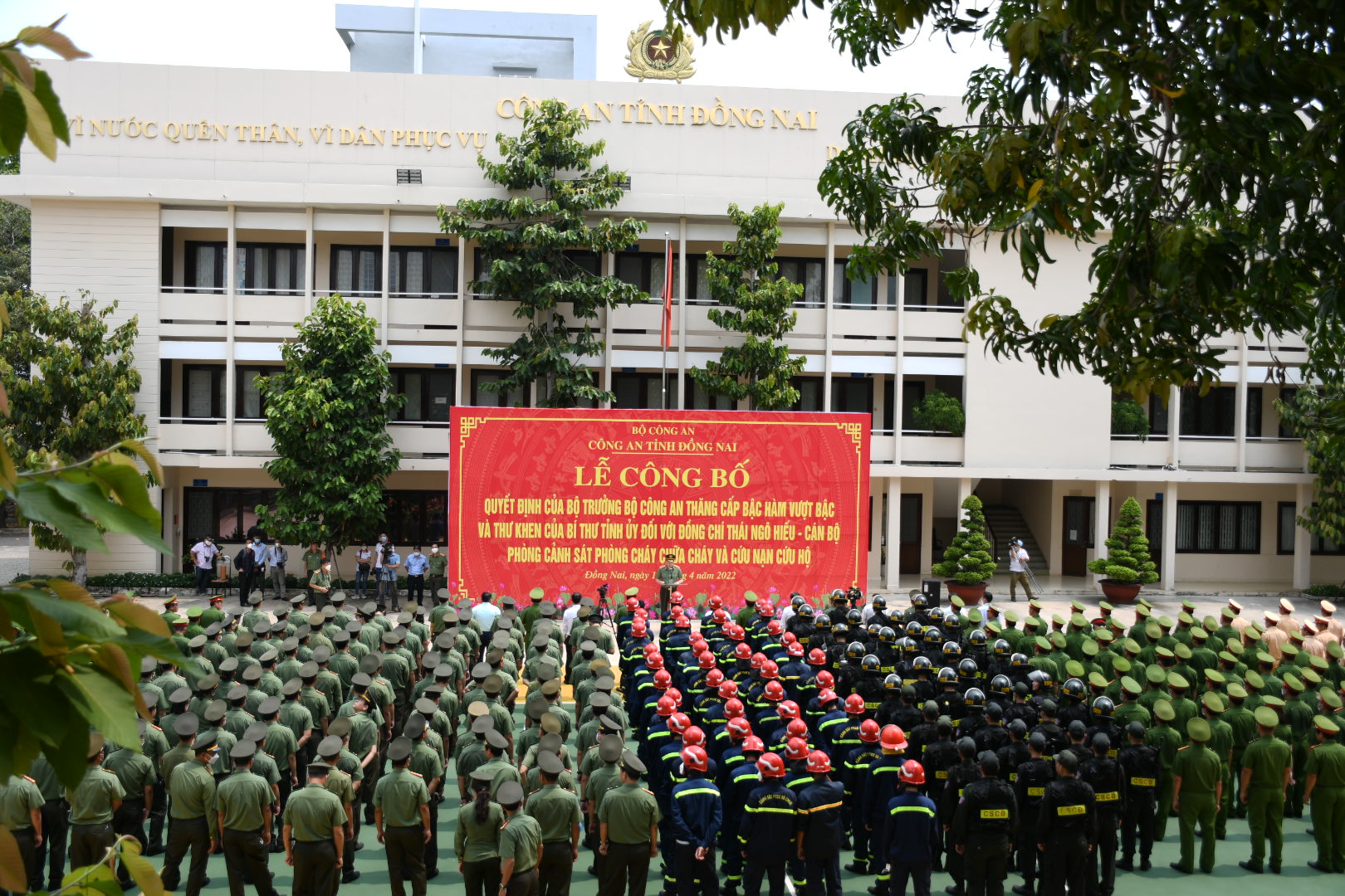 Công bố quyết định thăng quân hàm vượt cấp cho người hùng cứu 4 người đuối nước