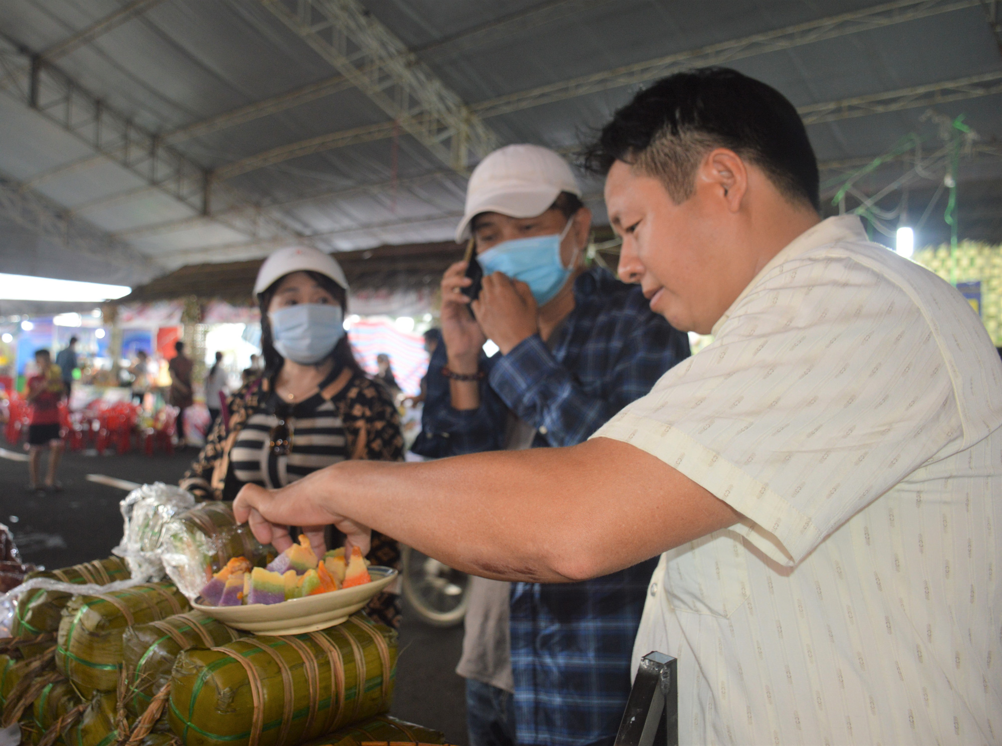 Bánh dân gian Nam bộ hấp dẫn, bán đắt “tôm tươi”