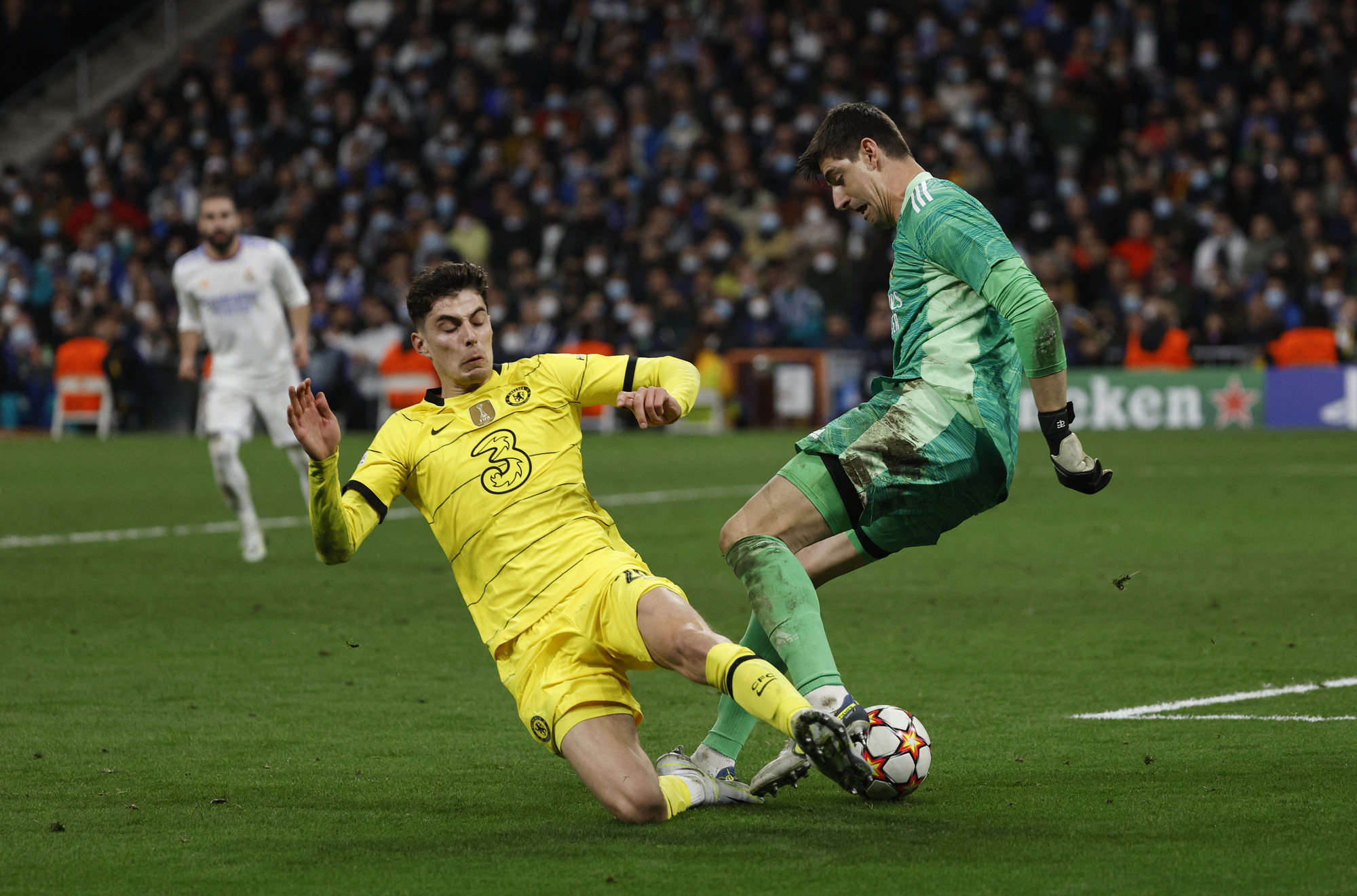 Thua nghẹt thở Chelsea sân nhà, Real Madrid vào bán kết Champions League