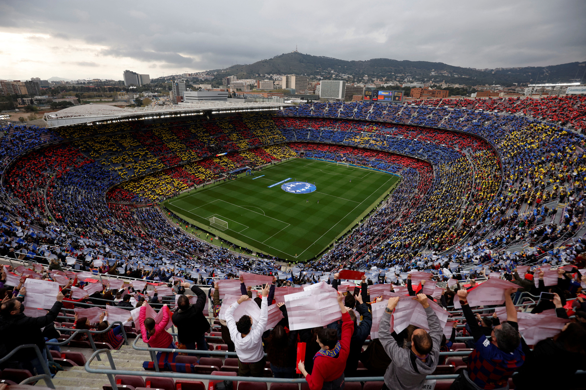 Khán giả đông kỷ lục xem Barcelona đè bẹp Real Madrid ở Champions League nữ