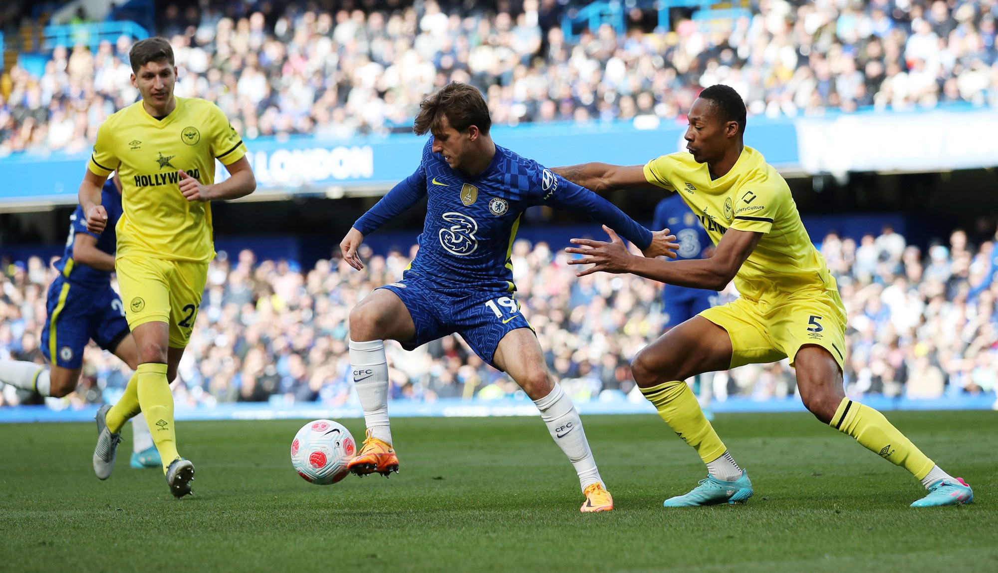 Địa chấn Stamford Bridge, Chelsea thất bại đầy nghi vấn Brentford