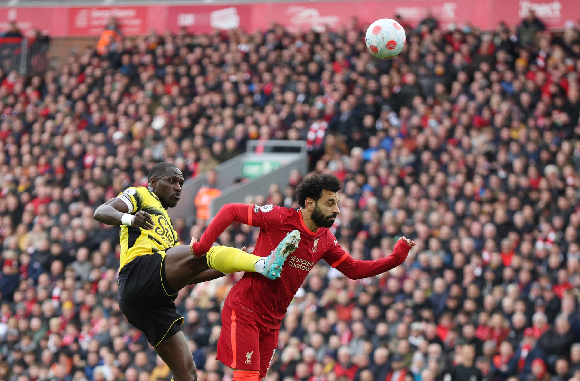 Thắng nhàn nhã Watford, Liverpool chiếm ngôi đầu Ngoại hạng của Man City