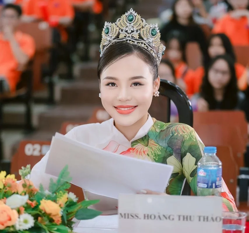 Hoa khôi Hoàng Thu Thảo ngồi “ghế nóng” trong cuộc thi “Đại sứ Văn hoá & Du lịch 2024 – King & Queen” của trường Đại học Thủ đô Hà Nội.