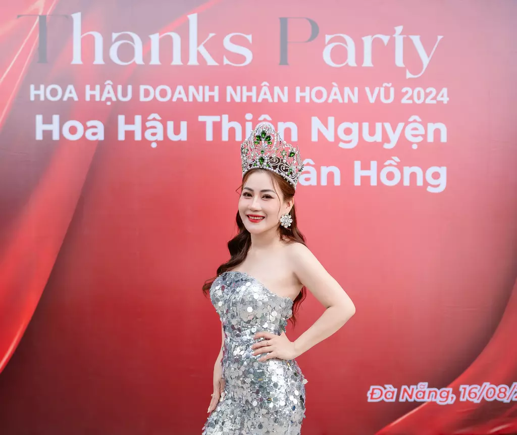 Thanks party đầy ấm cúng và ý nghĩa của Hoa hậu Thiện nguyện Ngân Hồng bên gia đình, bạn bè và người thân.