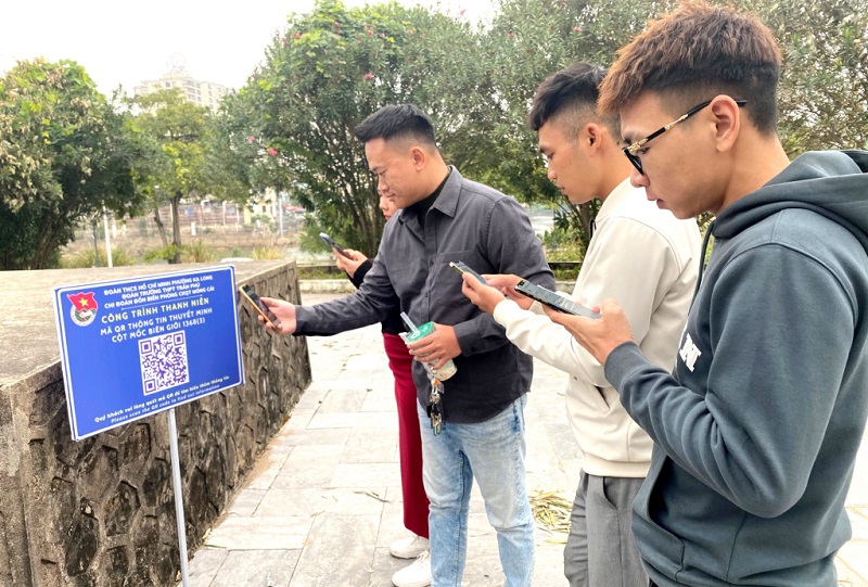 Du khách quyét mã QR để tìm hiểu Cột mốc biên giới 1368 (ảnh báo Quảng Ninh)