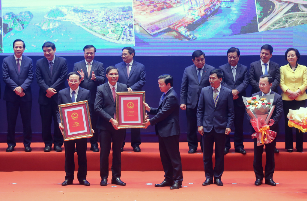 Phó Thủ tướng Chính phủ Trần Hồng Hà đã trao Quy hoạch tỉnh Quảng Ninh thời kỳ 2021-2030, tầm nhìn đến năm 2050; Quy hoạch chung TP Hạ Long đến năm 2040 cho các đồng chí lãnh đạo tỉnh Quảng Ninh và TP Hạ Long. Ảnh BQN
