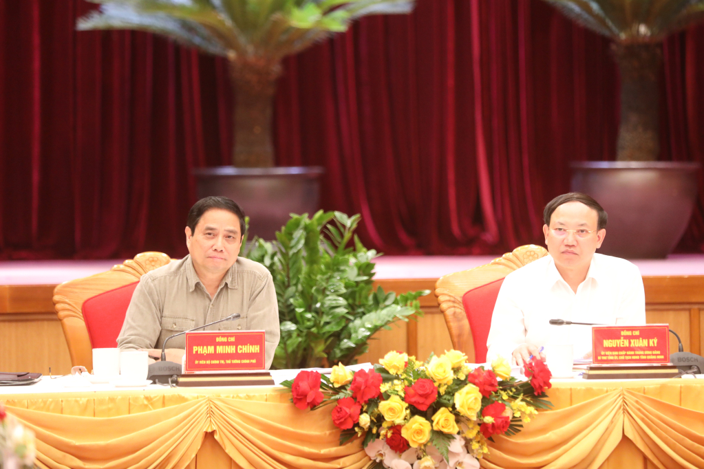 Thủ tướng đặc biết nhấn mạnh, Quảng Ninh cần làm tốt vấn đề bảo vệ môi trường, giải quyết hiệu quả bài toán mâu thuẫn giữa phát triển du lịch và khai thác than, phát triển công nghiệp nặng trên cùng một địa bàn. Ảnh Đỗ Phương