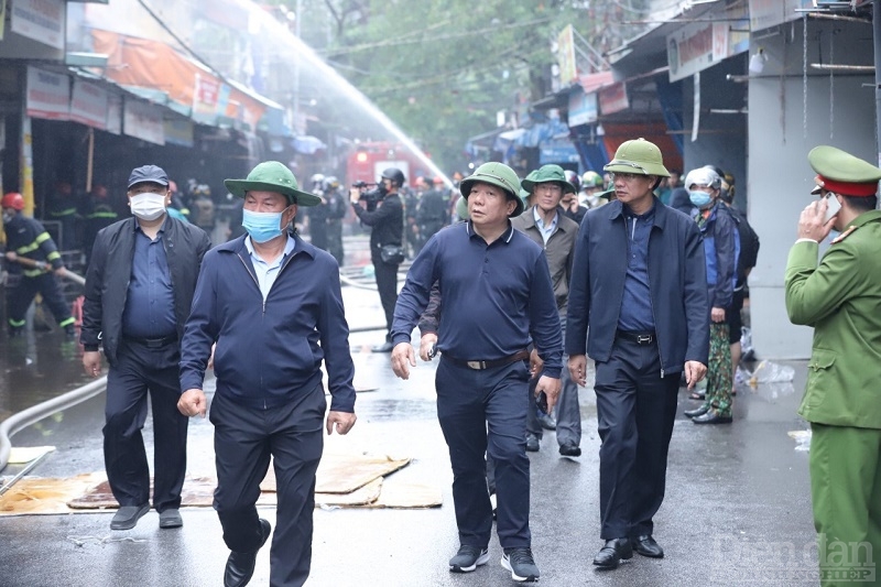 Lãnh đạo thành phố chỉ đạo công tác chữa cháy chợ Tam Bạc