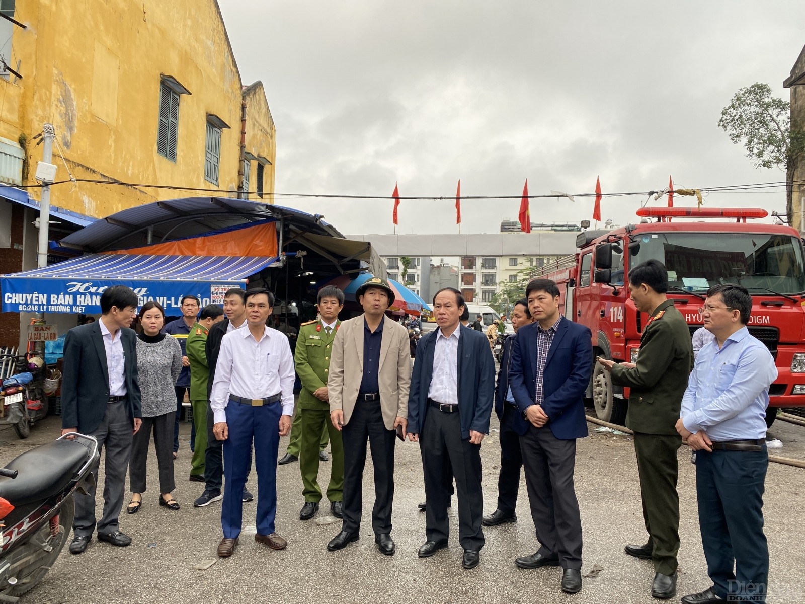 Bí thư Thành uỷ Lê Tiến Châu cùng lãnh đạo UBND thành phố, các ngành và địa phương kiểm tra hiện trường vụ cháy Chợ Tam Bạc