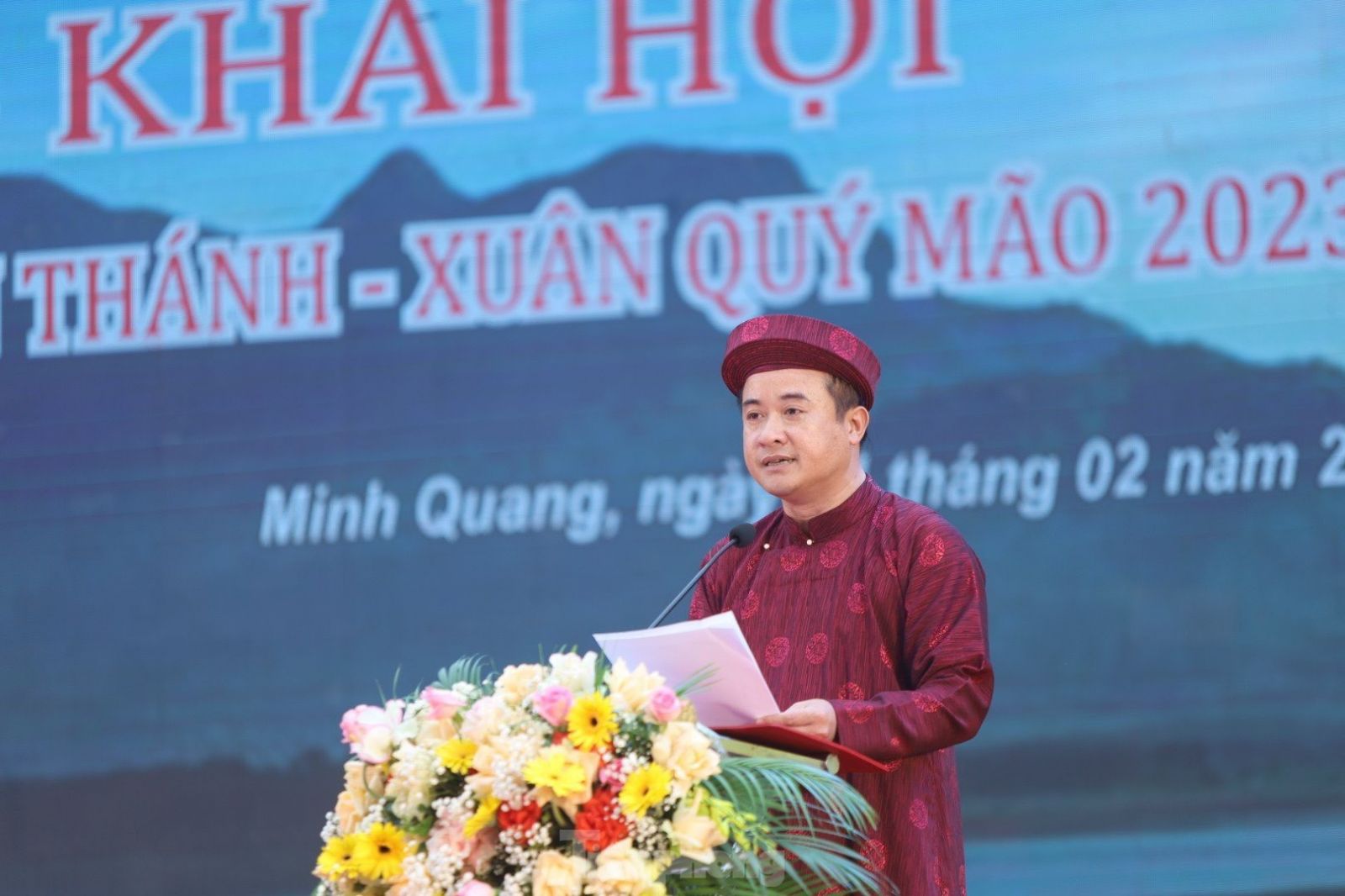 “Sau 14 năm nỗ lực khôi phục, tôn vinh và quảng bá, những giá trị văn hóa của lễ hội Tản Viên Sơn Thánh đã được bảo tồn và lan tỏa mạnh mẽ, góp phần nhân lên niềm tự hào về bản sắc văn hóa, truyền thống dân tộc, giáo dục lòng yêu nước cho các thế hệ”. Ôngp/Đỗ Mạnh Hưng - Chủ tịch UBND huyện Ba Vì phát biểu Khai hội Tản Viên Sơn Thánh xuân Quý Mão năm 2023