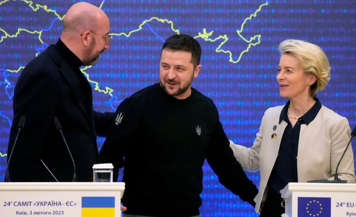Tổng thống Ukraine Volodymyr Zelensky (giữa) nói chuyện với Chủ tịch Hội đồng châu Âu Charles Michel (trái) và Chủ tịch Ủy ban châu Âu Ursula von der Leyen ở Kiev ngày 3/2. Ảnh: AP